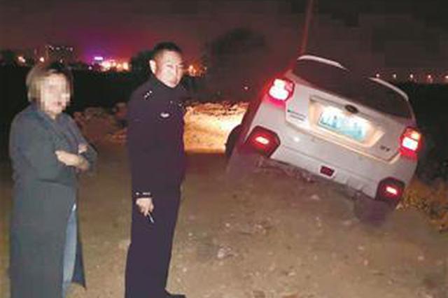 女司机跟导航走险翻进鱼塘 民警凌晨请来吊车