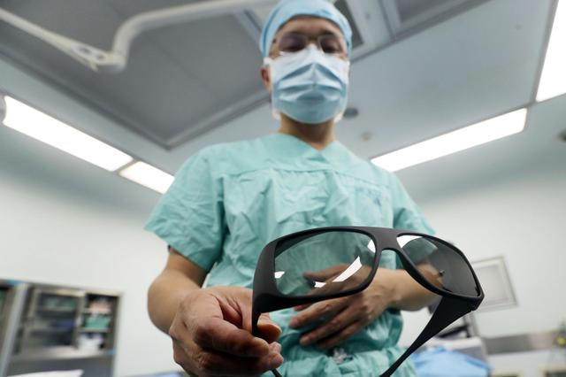 女子睫毛长虱子眼睛瘙痒：总是不洗手就揉眼睛