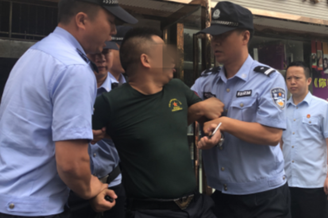 老赖结婚被法官堵在婚宴现场 立马还钱还感谢法官