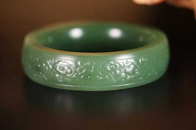 女子快递自称16万元玉镯丢失 快递公司被判赔八百