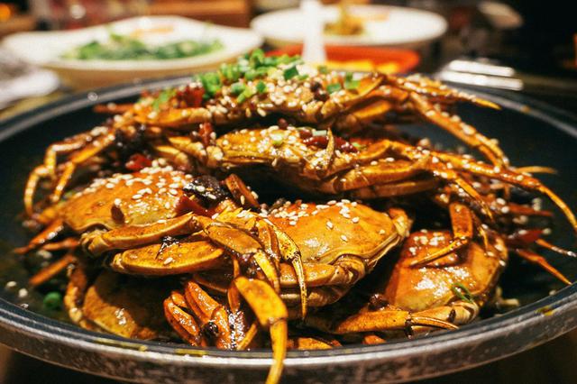 吃东西时牙痛要命 原来是吃螃蟹吃出牙隐裂