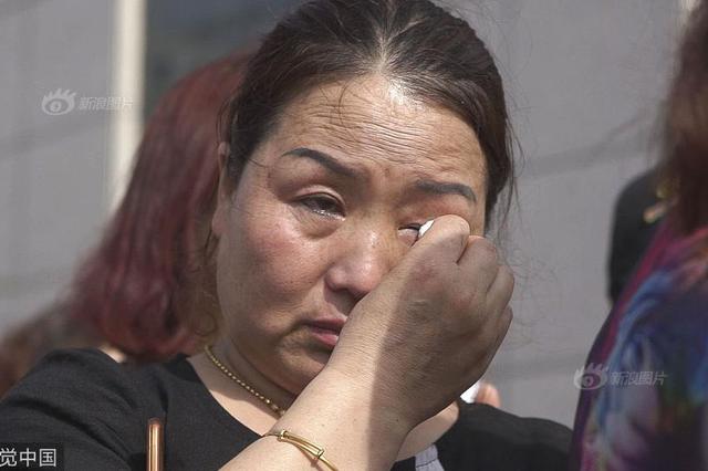 借住朋友家酒后坠亡 父母诉朋友及物业赔偿