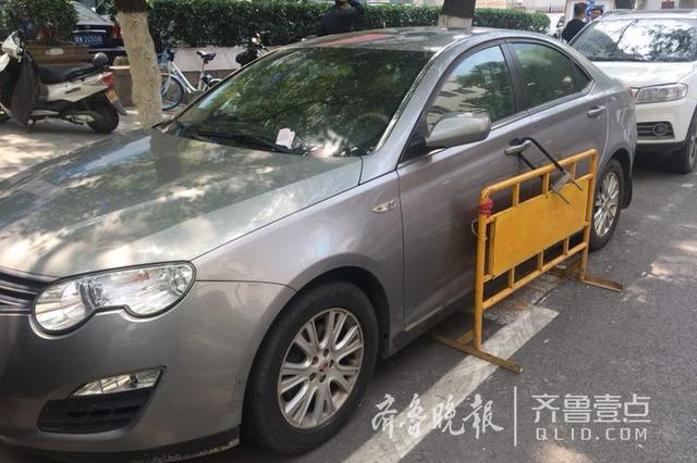 因40元停车费保时捷堵小区大门 有业主急着出门代交