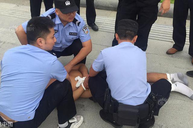 机智车主将碰瓷男“骗”到派出所 警方：干的漂亮