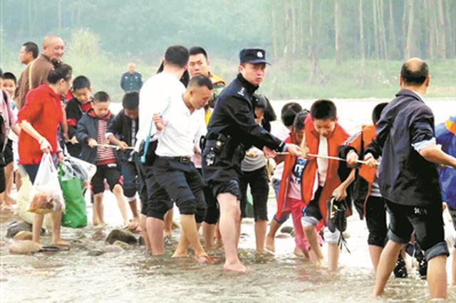 上游发电站不发通知发电泄洪 800余师生被困小岛