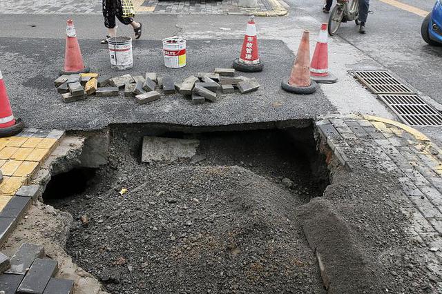 骑车被“坑”摔掉8颗牙 法院判决道路养护公司担主责