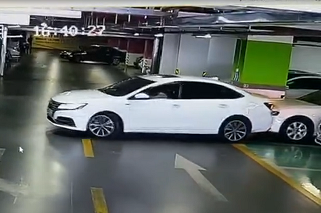 女司机驶离车库连撞4辆车 事后报警处理