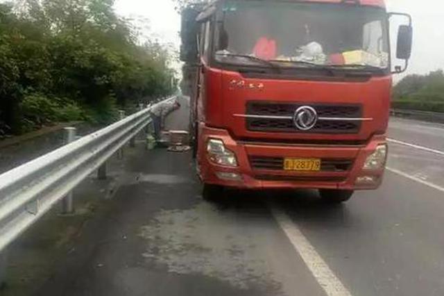 老婆高速上喊饿 老公竟在高速上支起小火锅