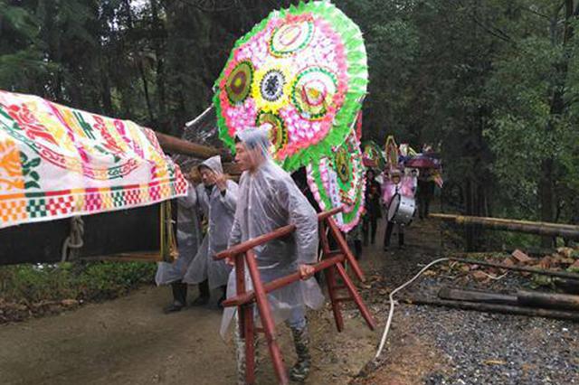 “假死骗保”案妻子下葬 曾称要把最好时光留给孩子