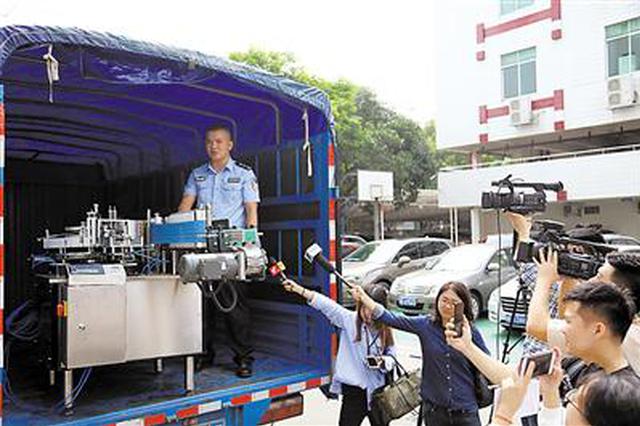 面包车变罐装车间？团伙流窜作案制销假冒饮品