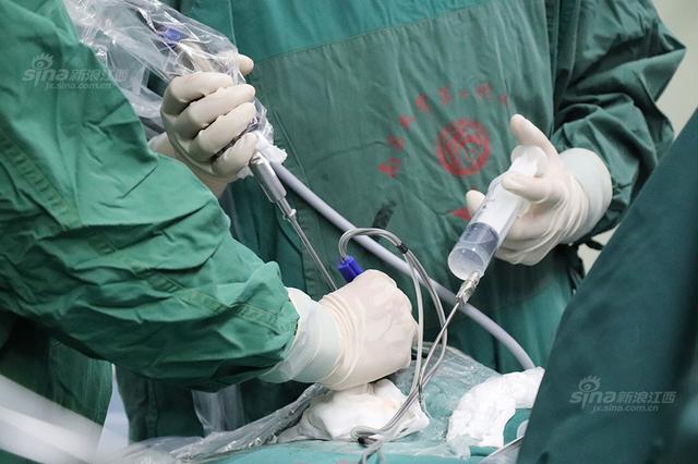 患者右肺穿刺手术被做成左肺 涉事医生已被停职