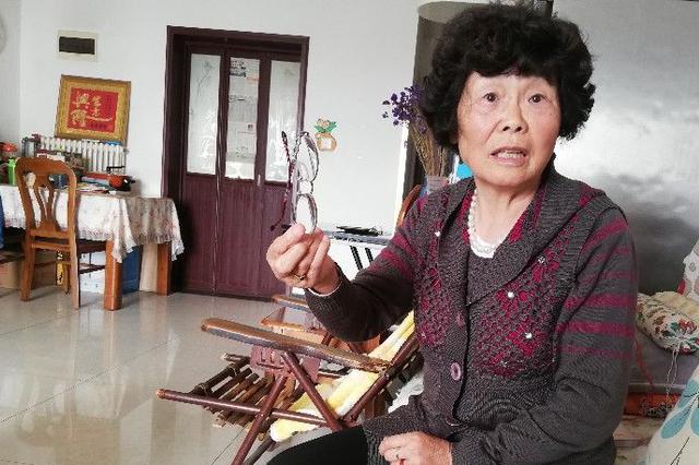 72岁老太上公交被门夹伤 维权遭其他乘客指责辱骂