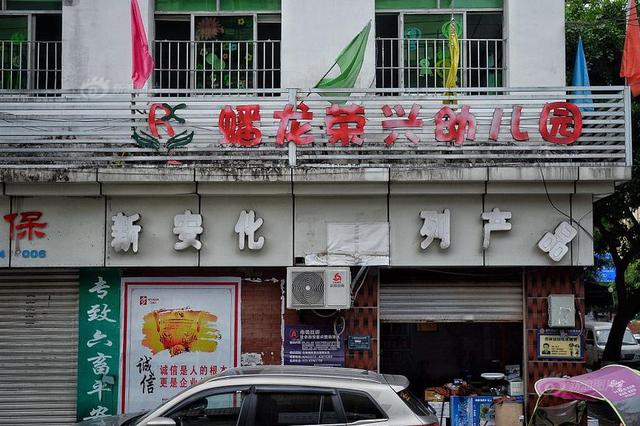 女童被困19楼空调架上 邻居从18楼徒手爬上来救人