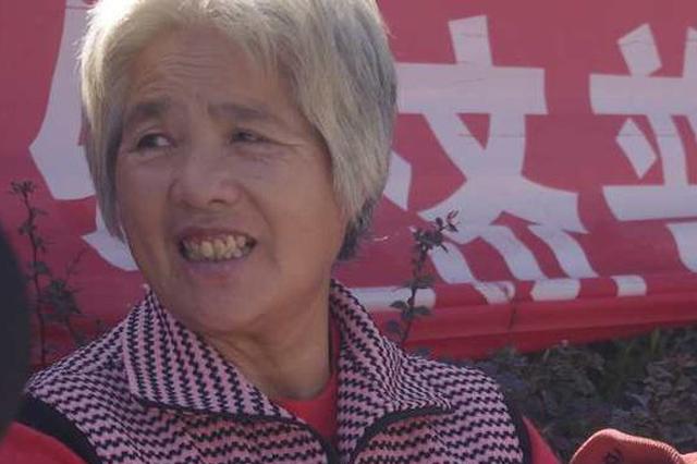 婆婆与儿媳赌气出走 又饿又累向路人求助时哭了