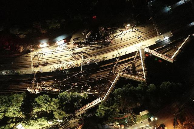 台铁出轨事故原因初判为转弯超速 列车司机被声押禁见