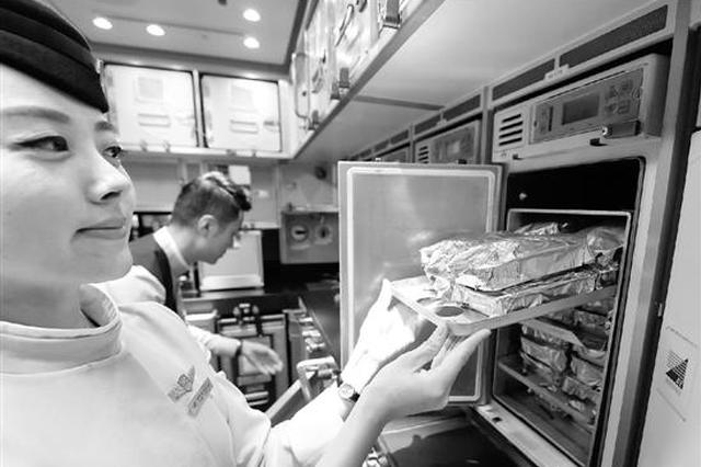 经济舱取消免费餐食引争议 一顿飞机餐到底多少成本