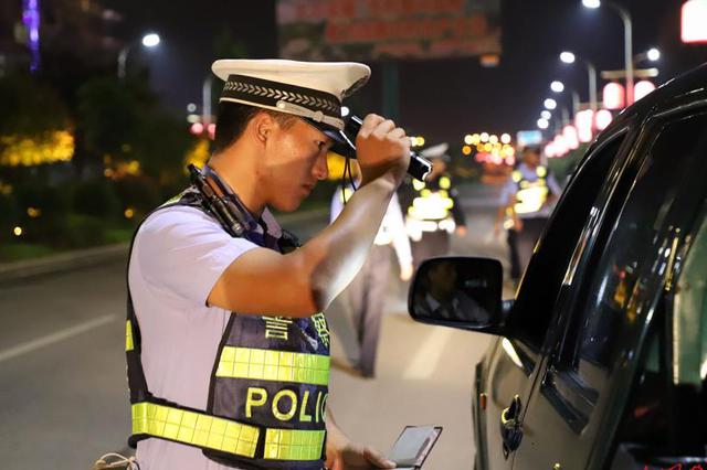 醉驾让朋友穿上他的外套顶包 哪知衣服换上不合身