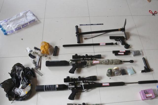 男子被人用枪顶住头要钱 不料他一巴掌打掉仿真枪