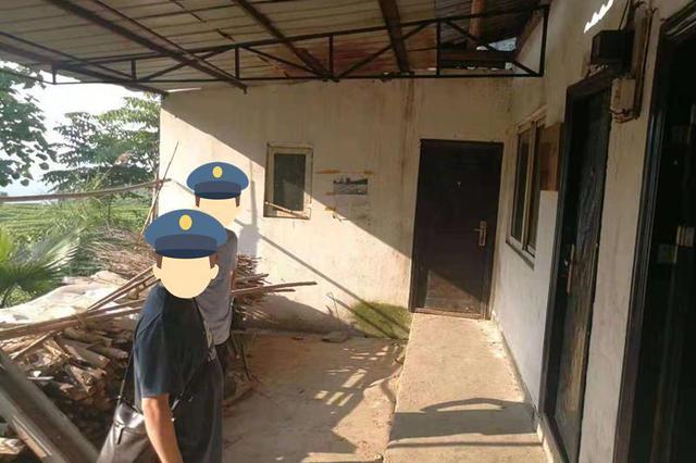 拎着箱子到闺蜜家偷东西 东西偷到了箱子却忘了