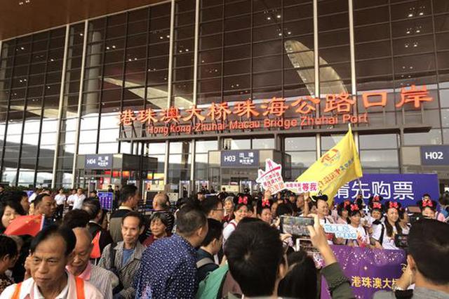 港珠澳大桥通车首日：大桥游火热 乘客欢呼鼓掌