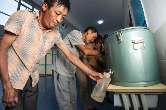 江苏抽检有12批次饮用水不合格：铜绿假单胞菌等超标