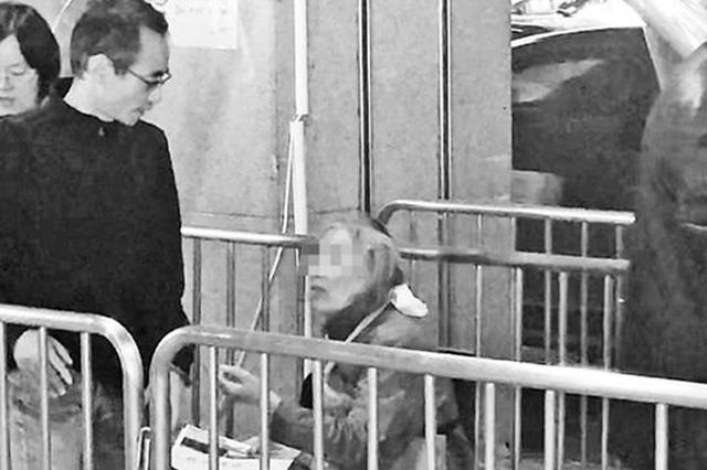 “乞讨奶奶”让大家犯难 儿子坦言家里不缺钱对老人也很孝顺