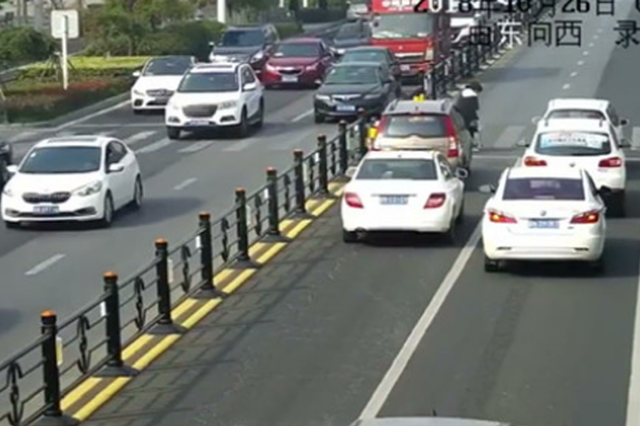 拄拐女士斑马线上犹豫 一女司机下车搀扶她走过