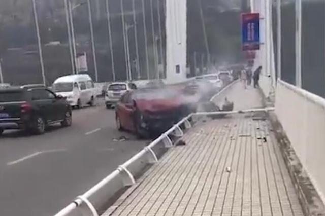 警方进驻重庆22路公交车公司:车上3人刷老人卡