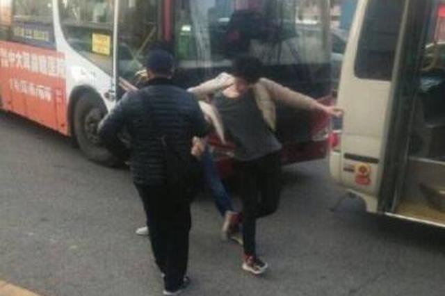 少年公交上大声指认小偷被拉下车狂殴 涉案4人获刑