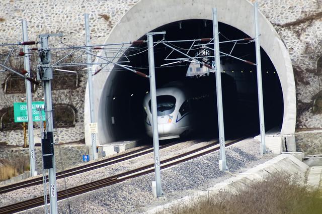 15岁女孩乘火车会网友 家人以为她被人拐走了