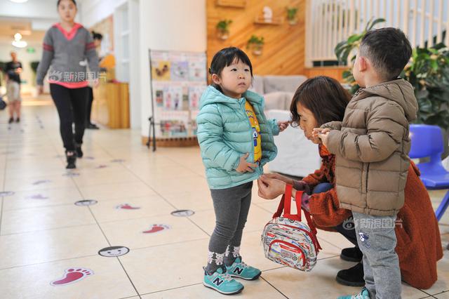 全国政协座谈会关注生育政策 是否应全面放开生育引发讨论