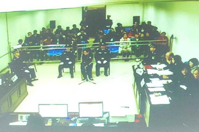 继母虐童案庭审：继母承认电线捆竹棍打 辩称管教