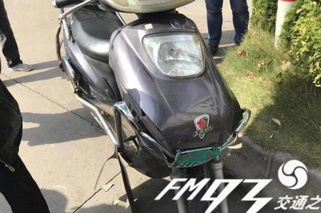 一声吼吓走小偷后 他居然接棒继续盗窃