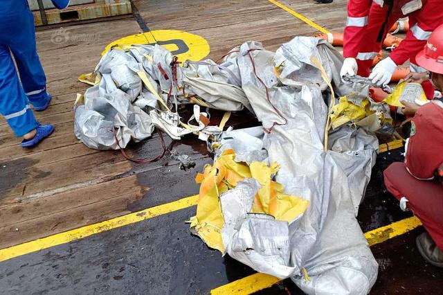 印尼官员称失事客机上人员恐全部遇难 包括30名政府官员