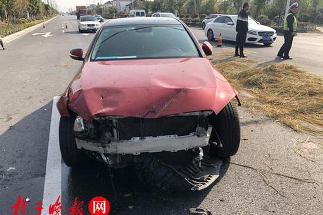 手扶拖拉机横穿马路 被奔驰车拦腰斩断