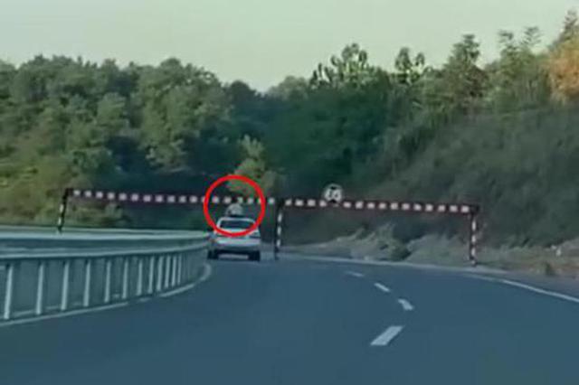 少年探出车顶撞限高杆身亡 司机和孩子监护人有何责