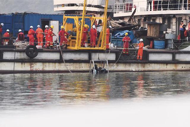 公交坠江遇难者：出门时妻子在睡觉 再见已两隔
