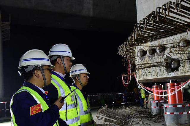 穿行铁路被撞身亡 家属诉铁路公司索赔33万