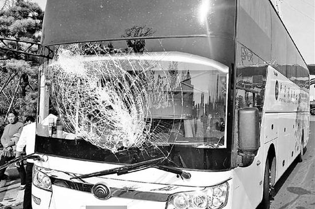 高速大巴遭遇“天外飞棒” 前挡玻璃碎成蜘蛛网