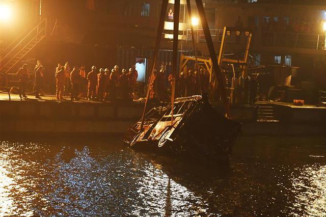 重庆万州坠江公交车打捞出水 现场鸣笛致哀