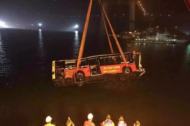 坠江公交救援队员父亲遇难:看到殡仪馆的车偷偷哭