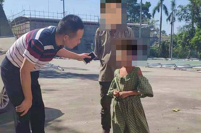 女子当街殴打女童事件追踪：女童7岁 无户口未入学