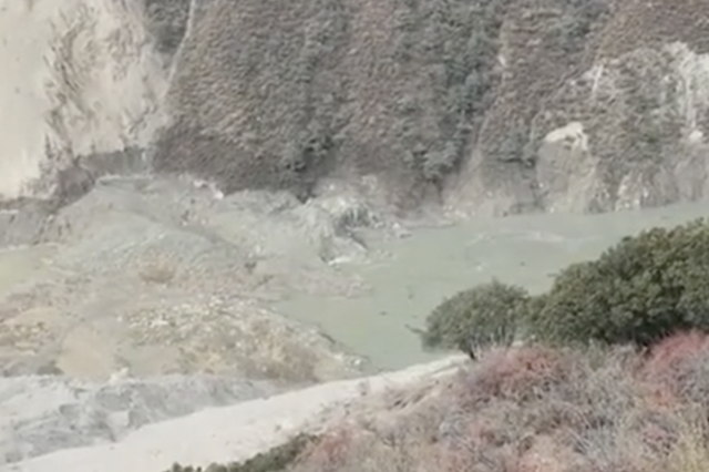 金沙江再次出现堰塞湖 消防人员已传回现场视频图像