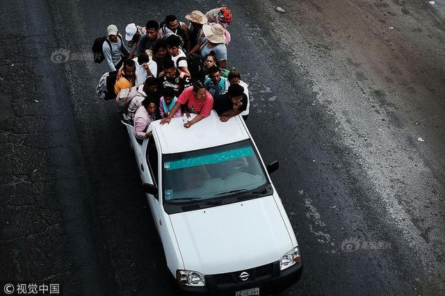 移民大篷车还有一千多公里 美军已在边境铺好铁丝网