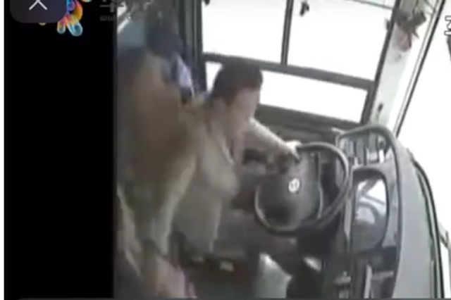 三亚一男子公交车上脚踹司机被判刑三年