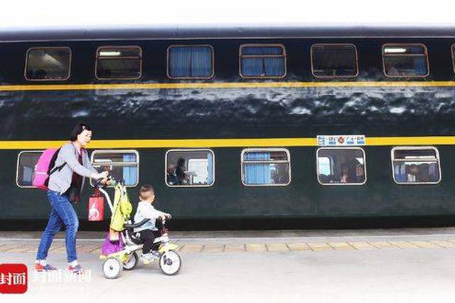 男女铁轨上拉扯争吵 导致三列火车头受阻20分钟