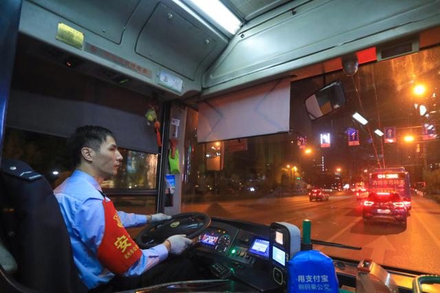 公交司机突发脑梗拼命停车保30多名乘客 仍在救治