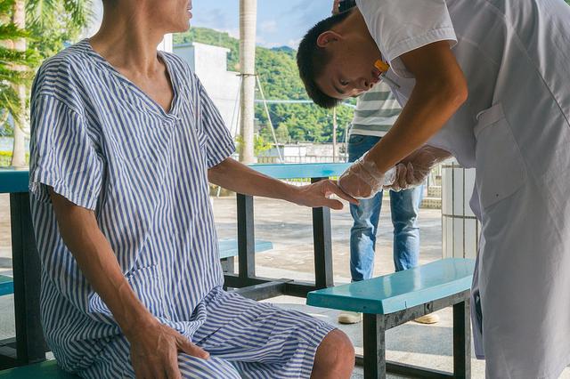 广东一男子因无暇看管 用铁链将儿子与狗拴在家中