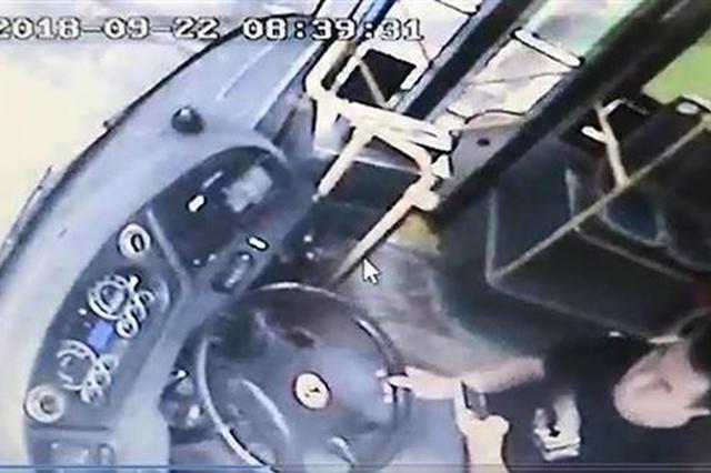 公交司机玩手机打电话还双手脱靶遭举报被开除