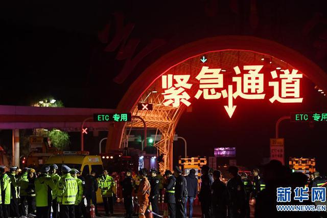 兰海高速兰州南收费站交通事故已致15人死亡44人受伤